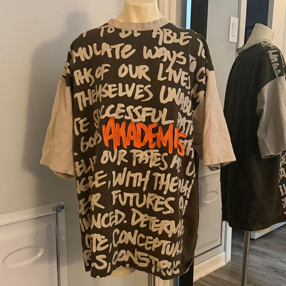 Vintage Akademiks Men's Graphic Tee - Black, Beige, and Orange